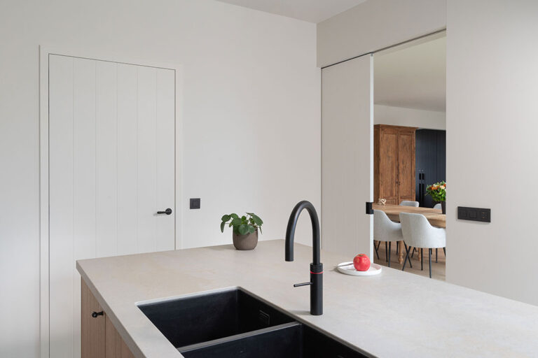 Landelijke L-Frame binnendeur Adooré met verticale groeven