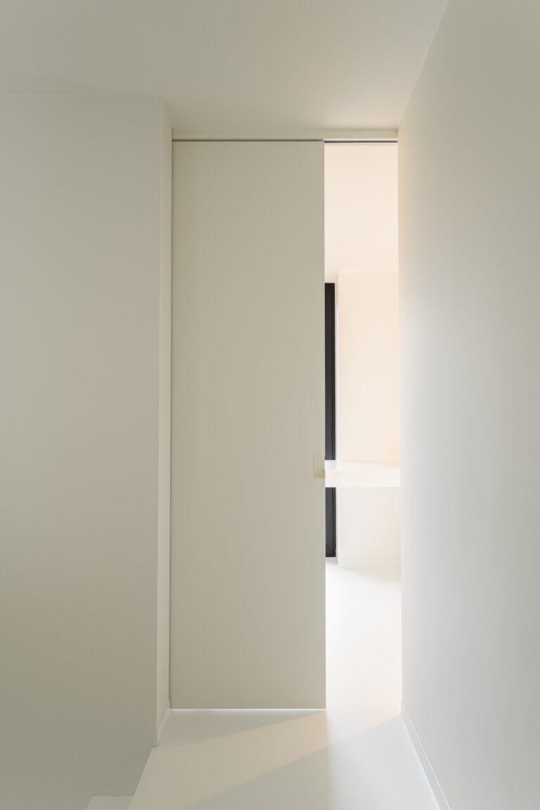Moderne witte schuifdeur