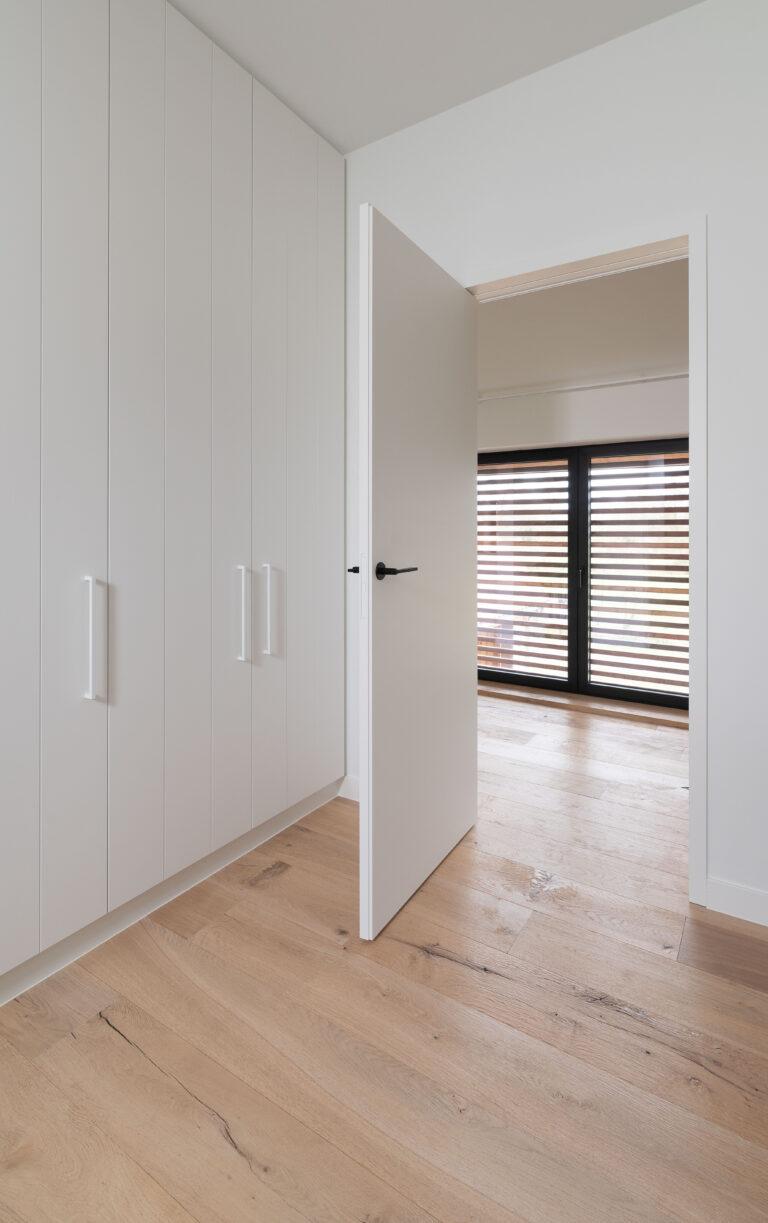 Moderne witte binnendeur in witte satijnlak