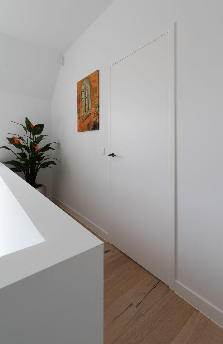 Moderne L-frame binnendeuren op maat in witte satijnlak