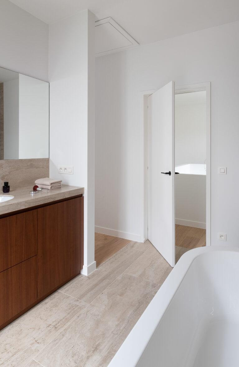 Moderne L-frame binnendeur met zwarte klink