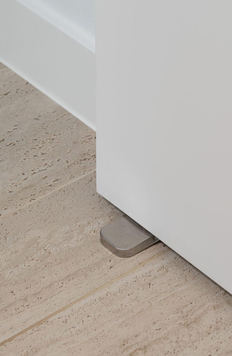 Pivotdeur satijnlak RAL9016 - detail vloerveer