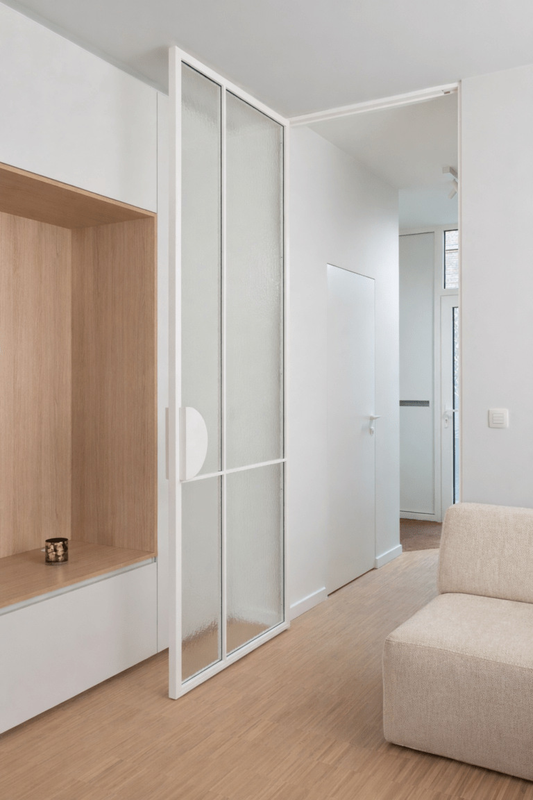 Scharnierende Stalen deur RAL9010 met kathedraal glas
