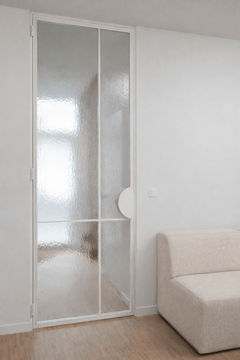 Scharnierende Stalen deur RAL9010 met kathedraal glas 03