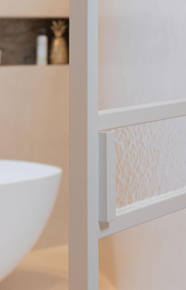 Stalen deur RAL9010 detail L-greep