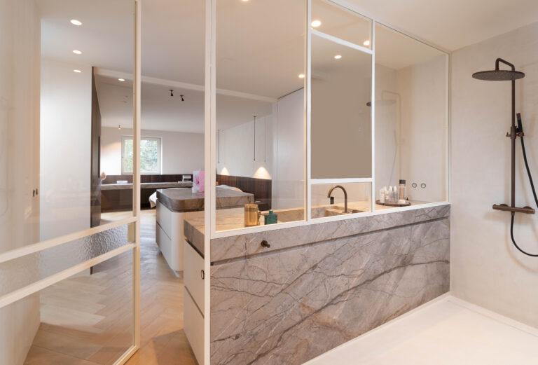 Stalen draaideur met helder glas & detail kathedraal glas